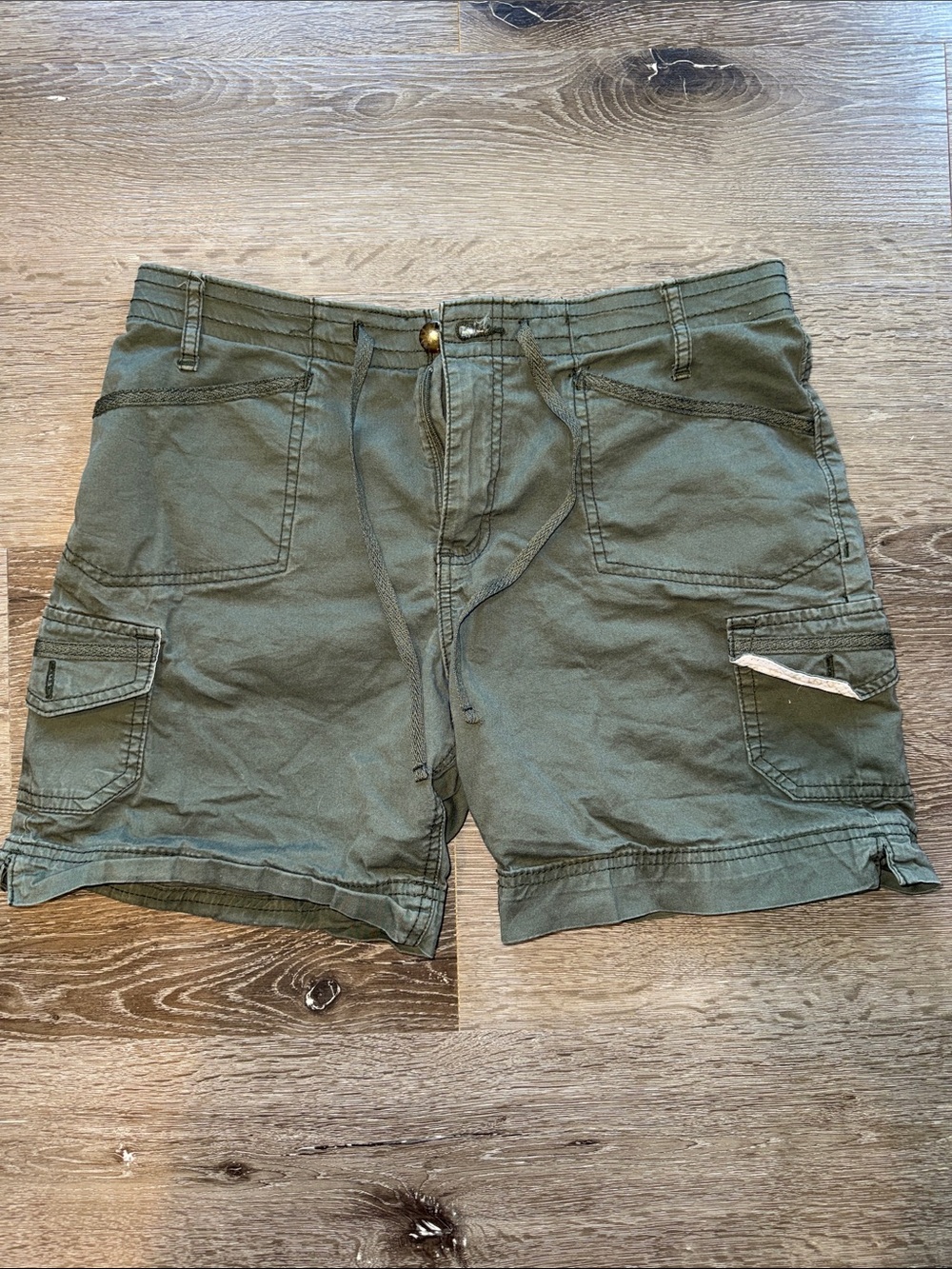Lee Olive Green Cargo Shorts with Utility Pockets